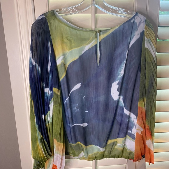 Alice+ Olivia Wide Arm Crop Blouse - Picture 6 of 9